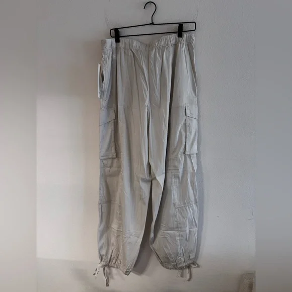 NWT Lululemon Lightweight Adjustable MR Cargo Pant L Bone